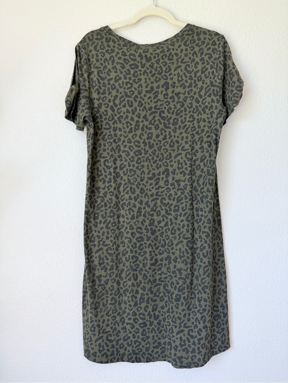Sanctuary NWT Leopard Cold Shoulder Tee Dress Olive Cotton Blend Midi M - Picture 2 of 8
